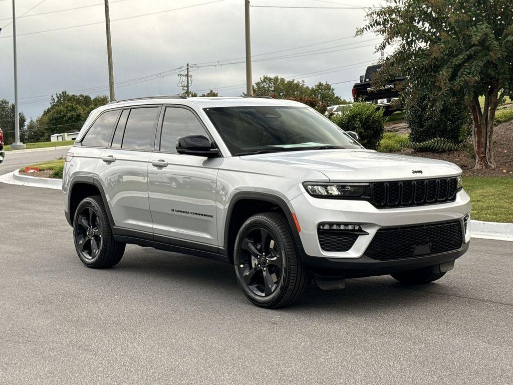 new 2025 Jeep Grand Cherokee car, priced at $45,583