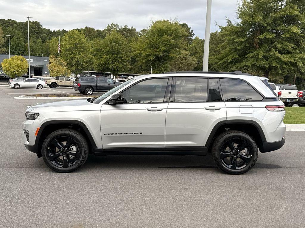 new 2025 Jeep Grand Cherokee car, priced at $45,583