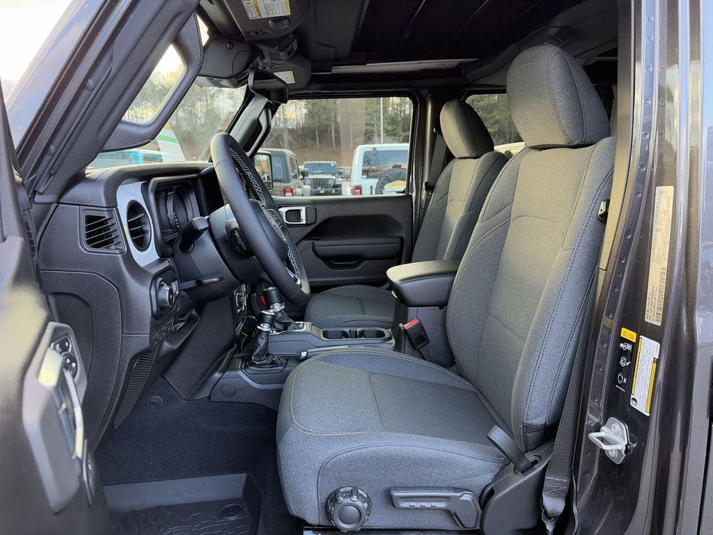 new 2025 Jeep Wrangler car, priced at $48,317