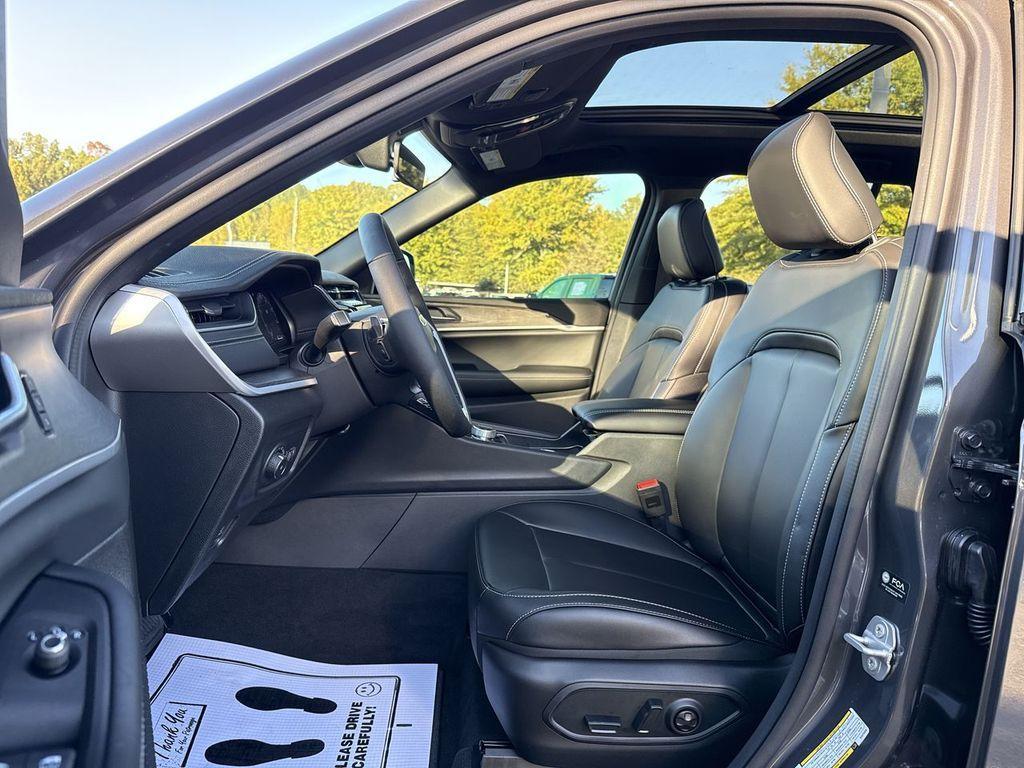 new 2025 Jeep Grand Cherokee car, priced at $45,583