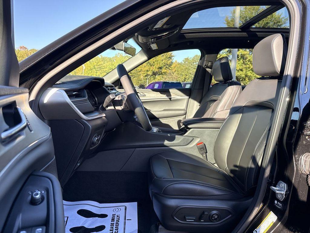 new 2025 Jeep Grand Cherokee car, priced at $45,083