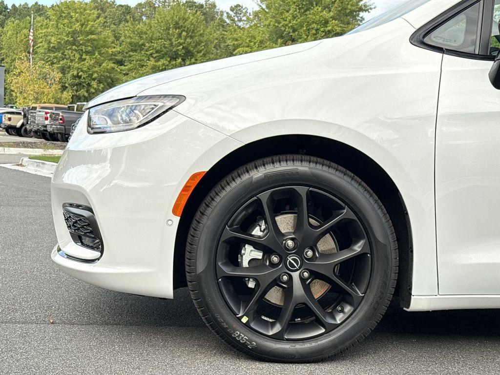 new 2026 Chrysler Pacifica car, priced at $42,298