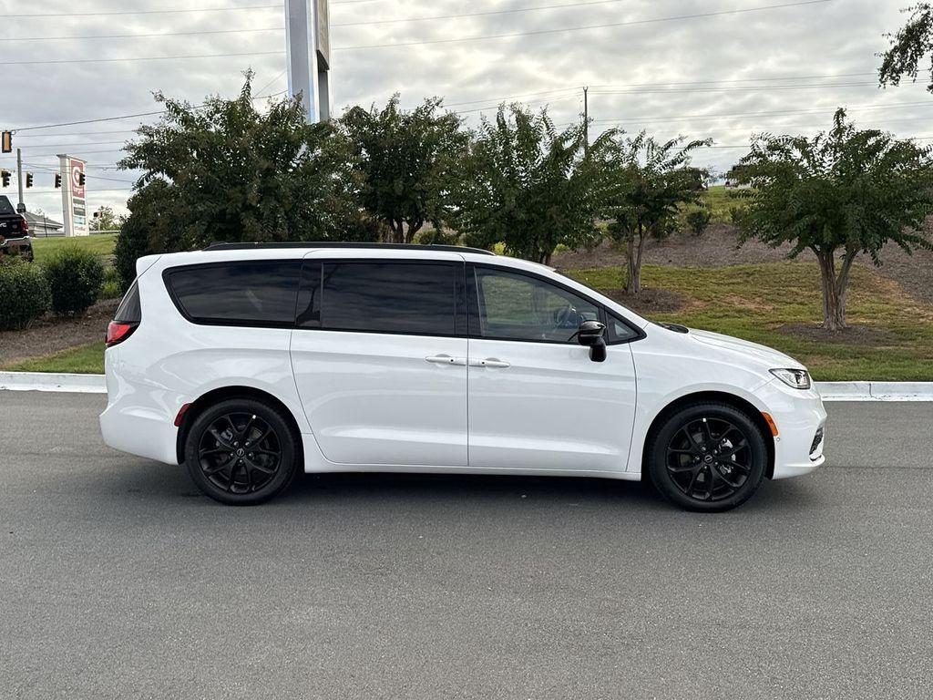 new 2026 Chrysler Pacifica car, priced at $42,298