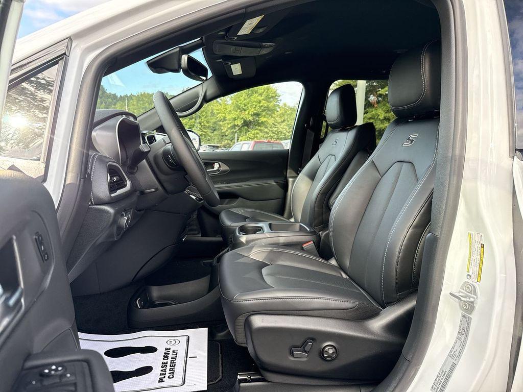 new 2026 Chrysler Pacifica car, priced at $42,298