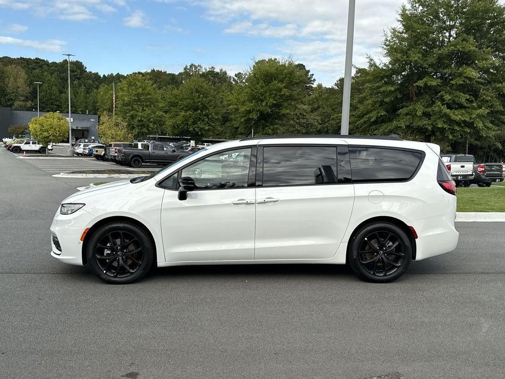 new 2026 Chrysler Pacifica car, priced at $42,298