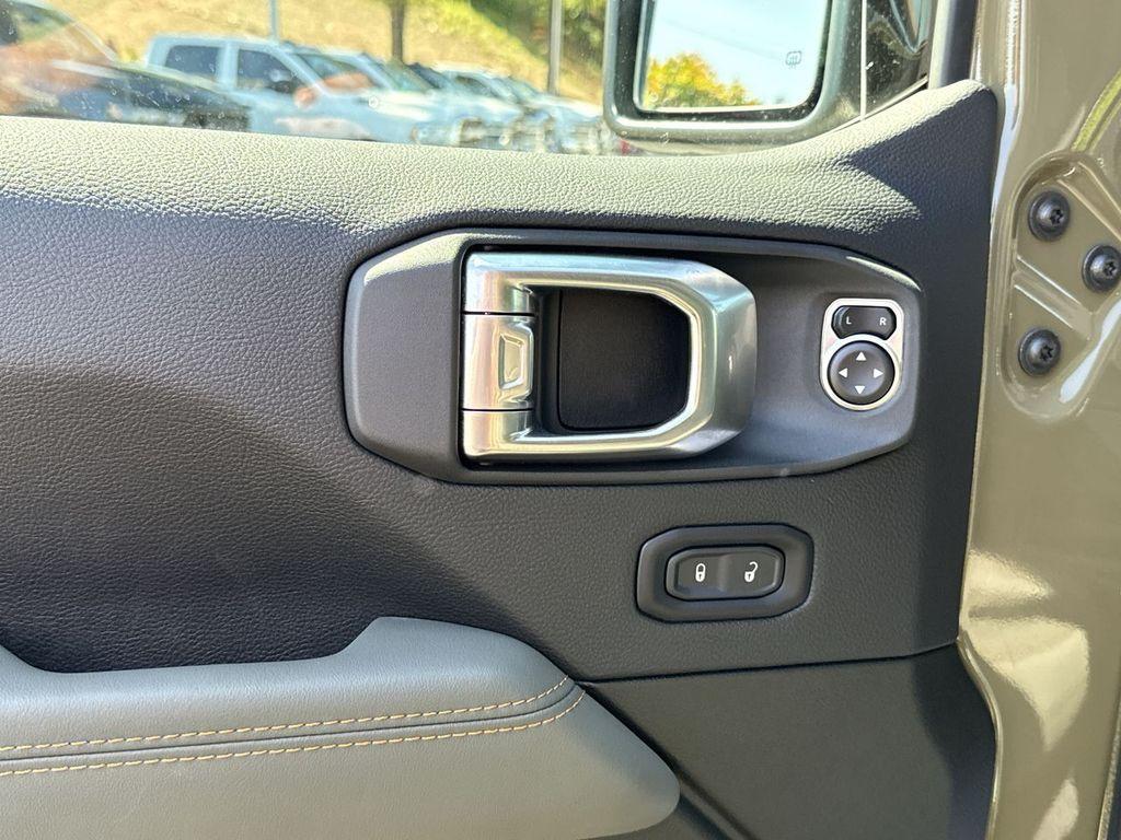 new 2025 Jeep Gladiator car, priced at $58,927