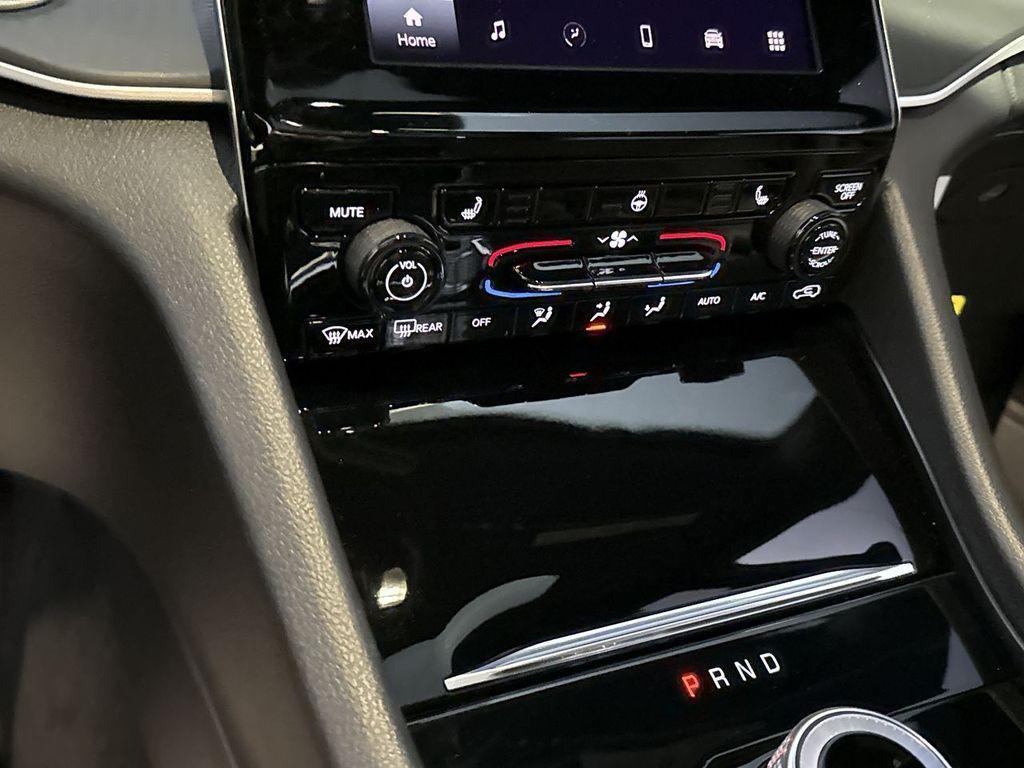 new 2025 Jeep Grand Cherokee car, priced at $38,446