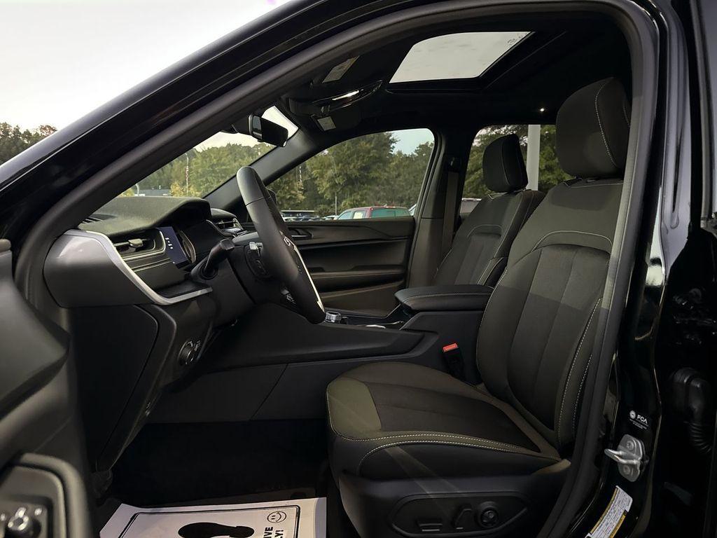 new 2025 Jeep Grand Cherokee car, priced at $38,446
