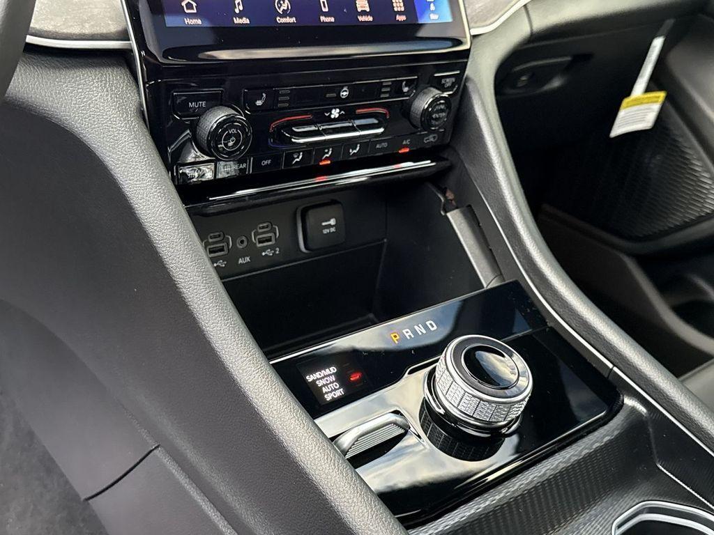 new 2025 Jeep Grand Cherokee car, priced at $45,583