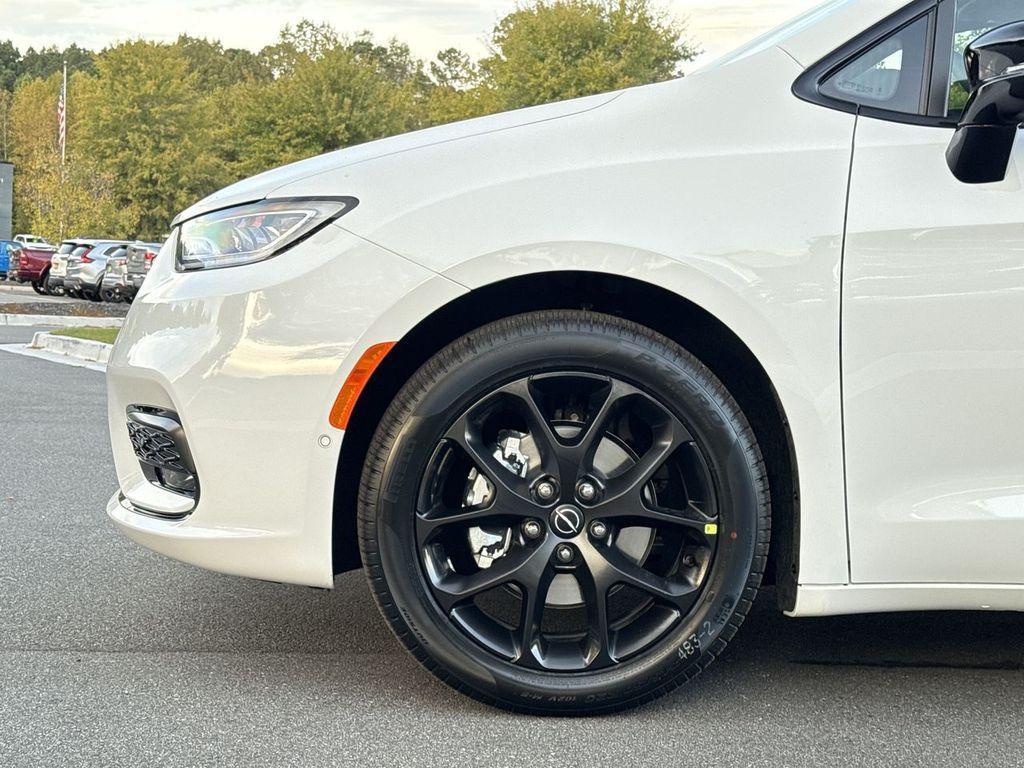 new 2026 Chrysler Pacifica car, priced at $45,036