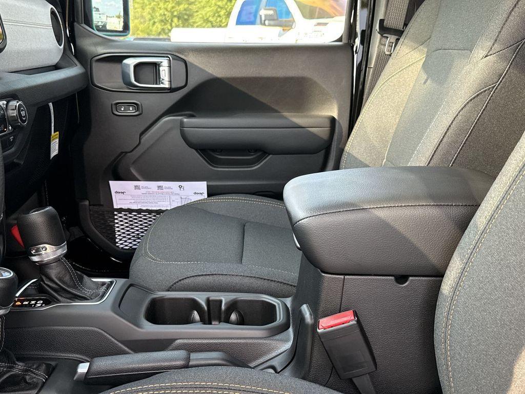 new 2025 Jeep Gladiator car, priced at $40,540