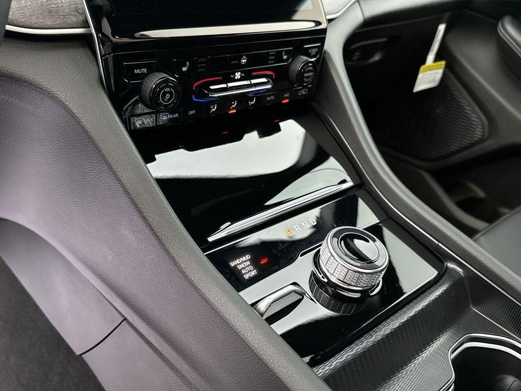 new 2025 Jeep Grand Cherokee car, priced at $45,583