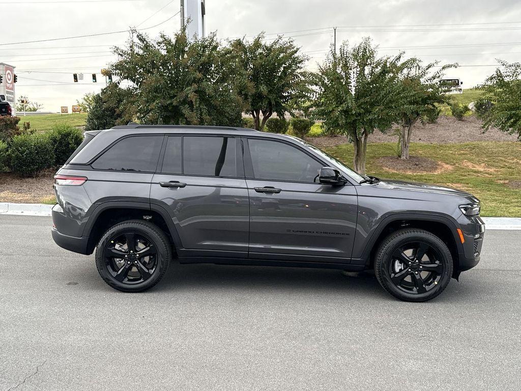new 2025 Jeep Grand Cherokee car, priced at $45,583