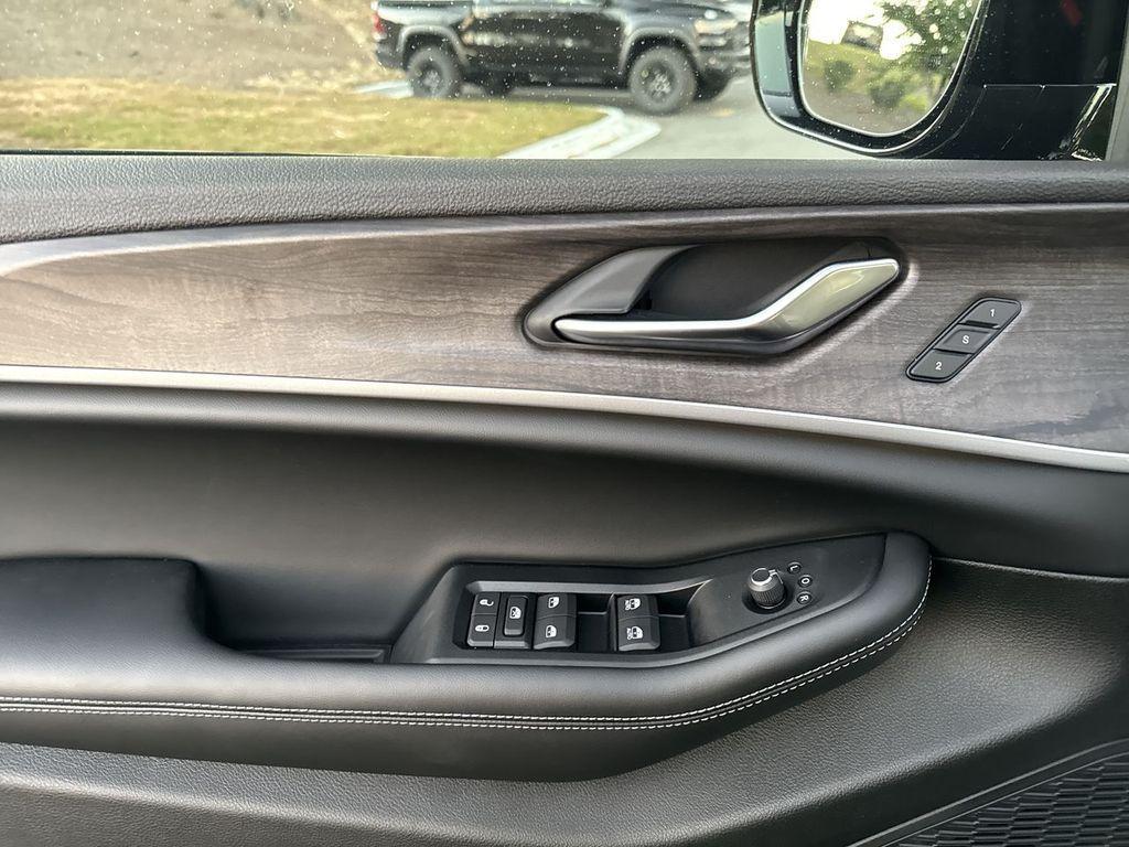 new 2025 Jeep Grand Cherokee L car, priced at $47,282