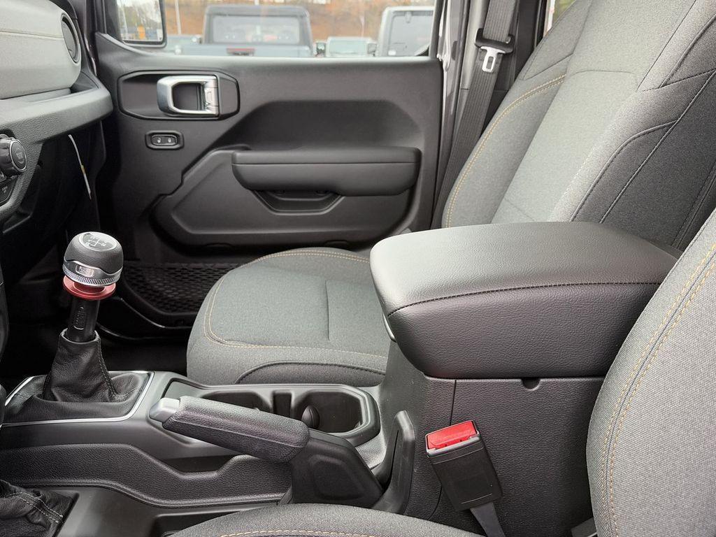 new 2025 Jeep Wrangler car, priced at $46,477