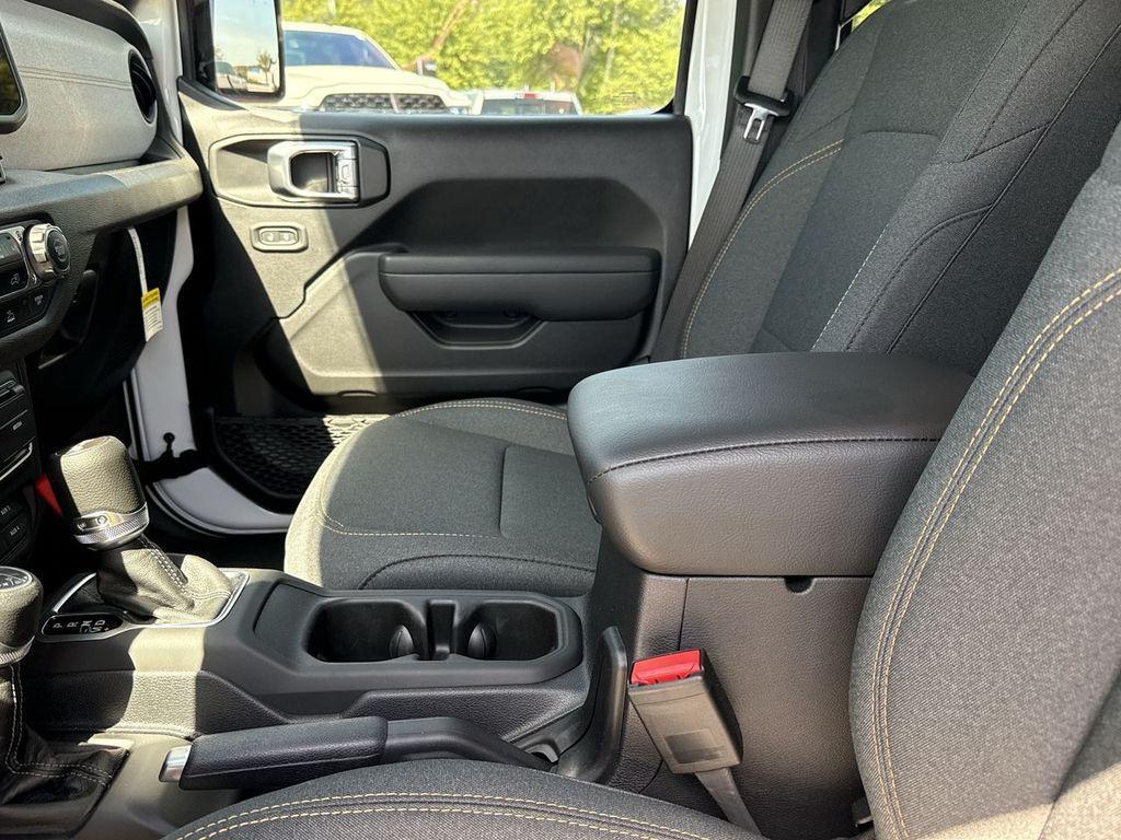 new 2025 Jeep Wrangler car, priced at $40,786