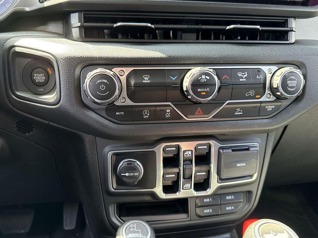new 2025 Jeep Wrangler car, priced at $40,786