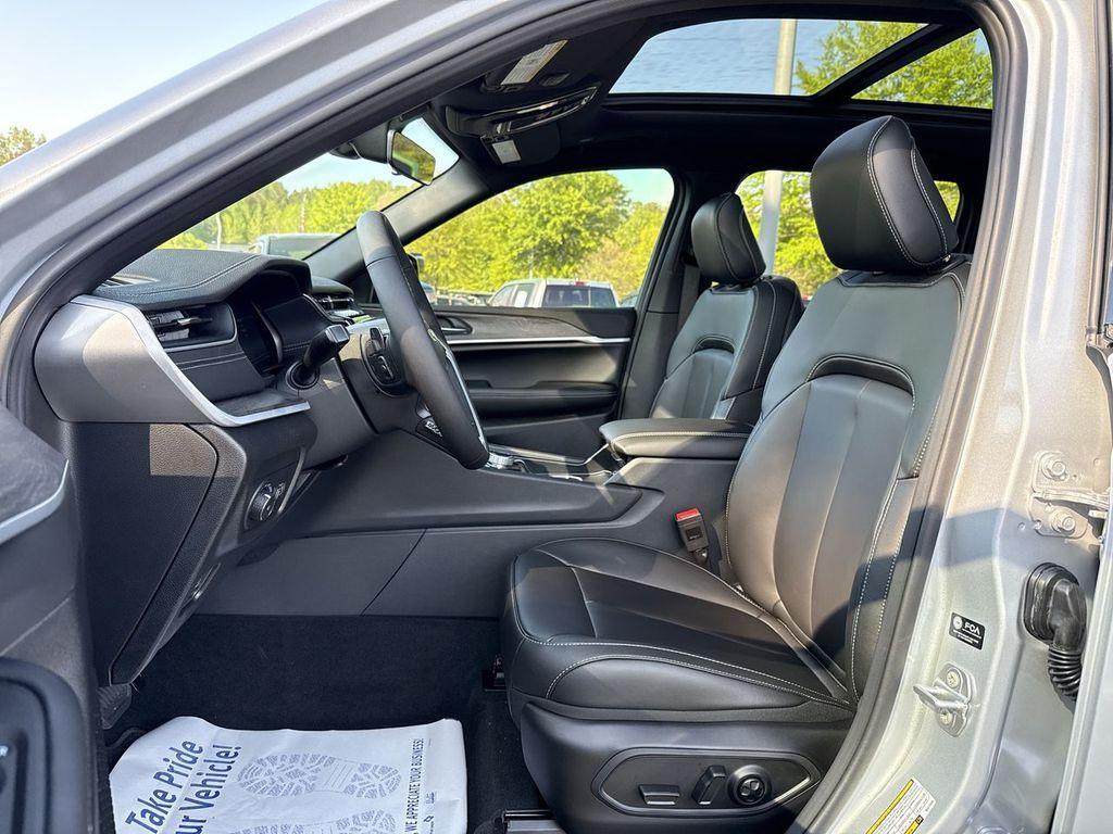 new 2025 Jeep Grand Cherokee car, priced at $48,056