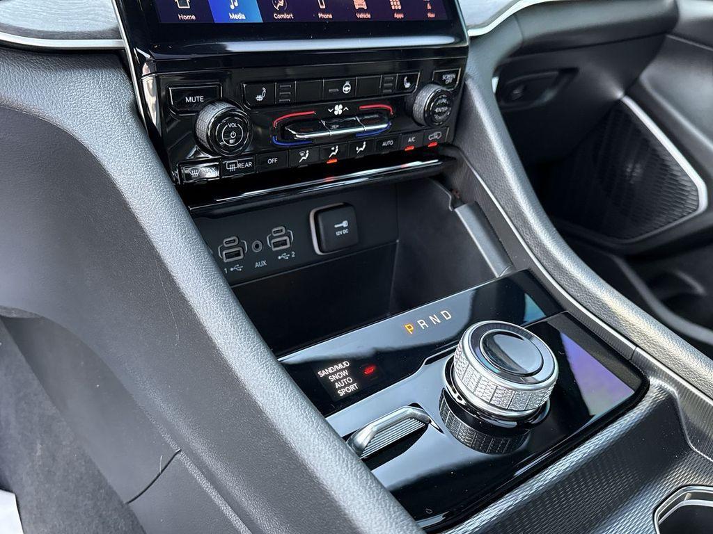 new 2025 Jeep Grand Cherokee car, priced at $48,056