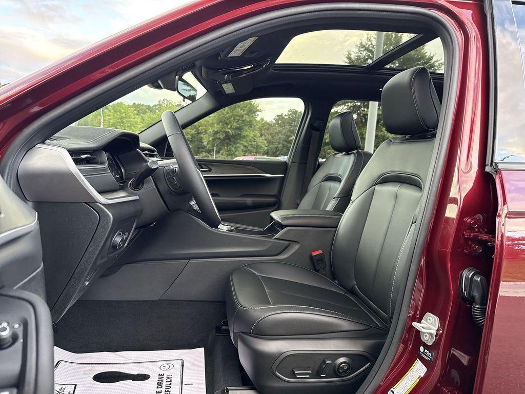 new 2025 Jeep Grand Cherokee car, priced at $45,583