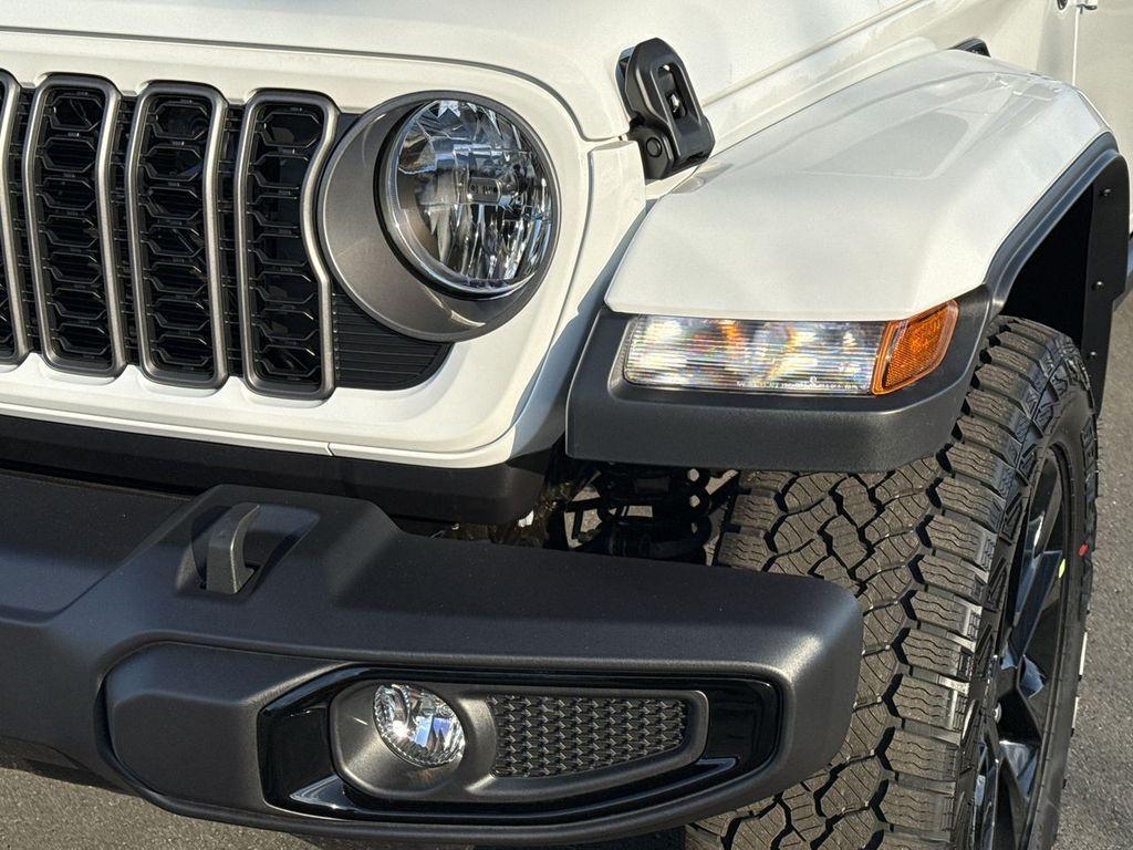 new 2025 Jeep Gladiator car, priced at $40,702