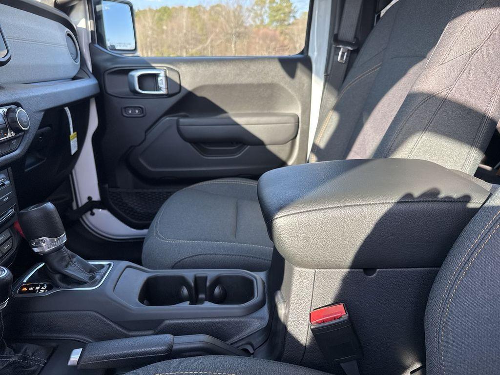 new 2025 Jeep Gladiator car, priced at $40,702