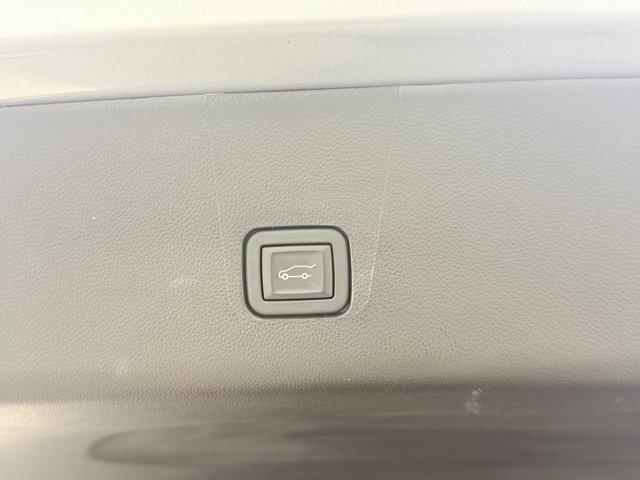 used 2023 Chevrolet Traverse car, priced at $33,988