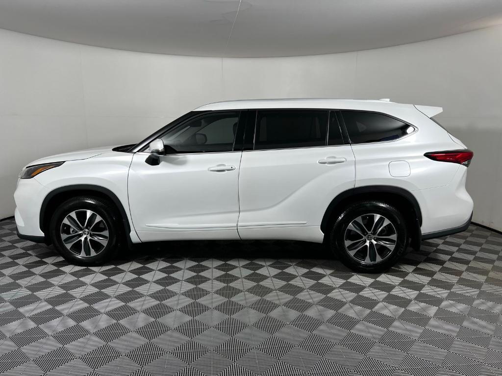 used 2022 Toyota Highlander car, priced at $36,149