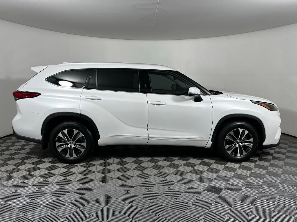 used 2022 Toyota Highlander car, priced at $36,149