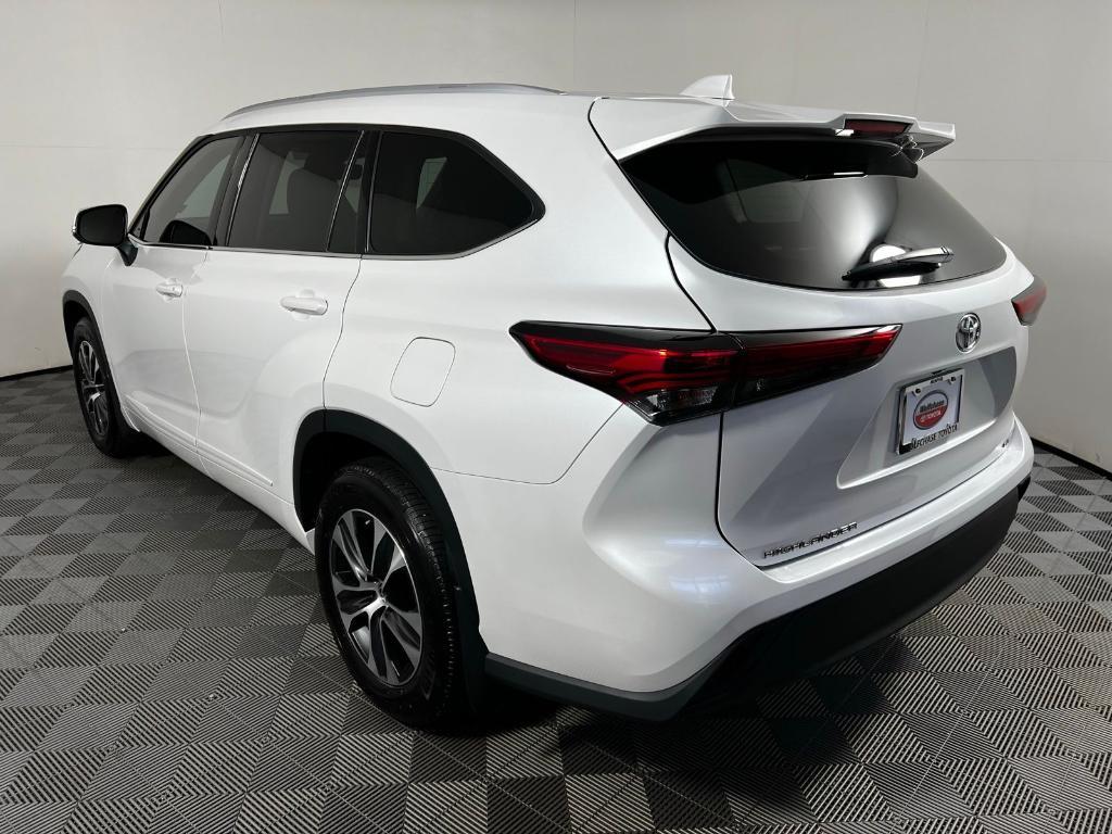 used 2022 Toyota Highlander car, priced at $36,149