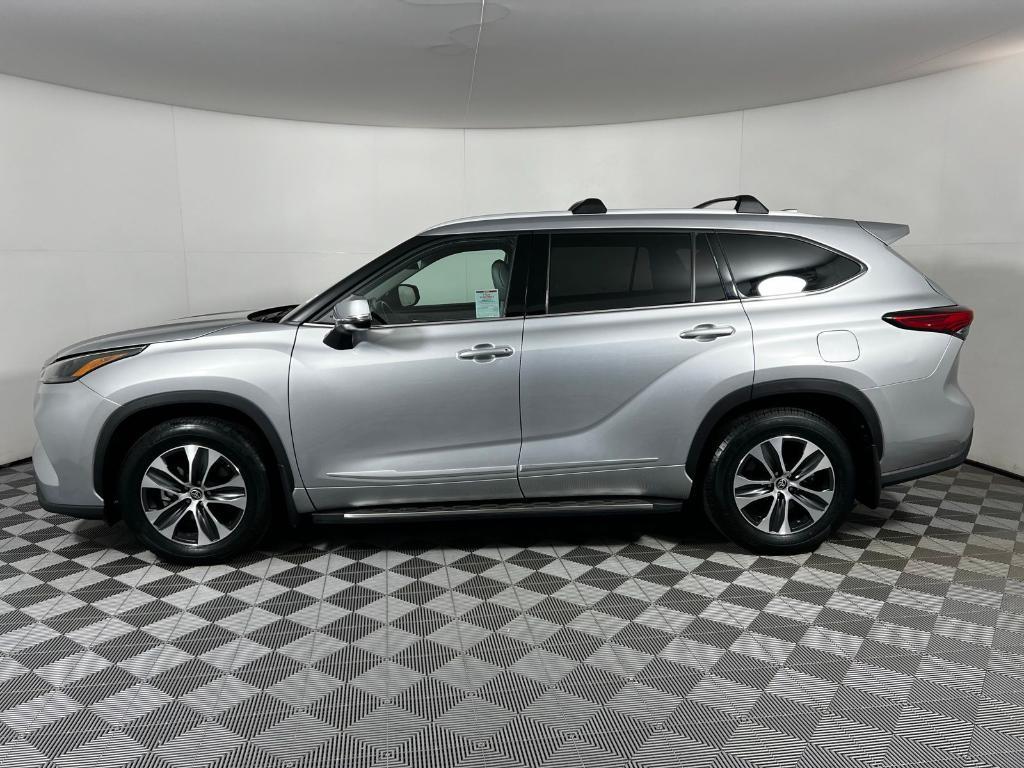 used 2022 Toyota Highlander car, priced at $35,289