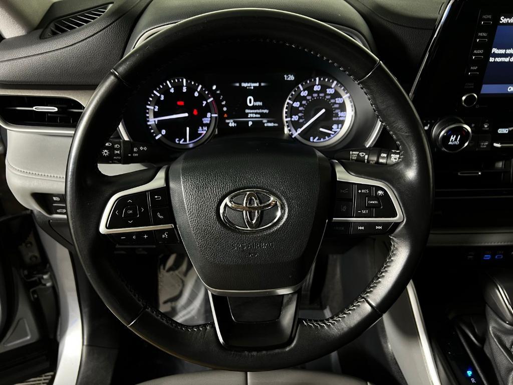 used 2022 Toyota Highlander car, priced at $35,289