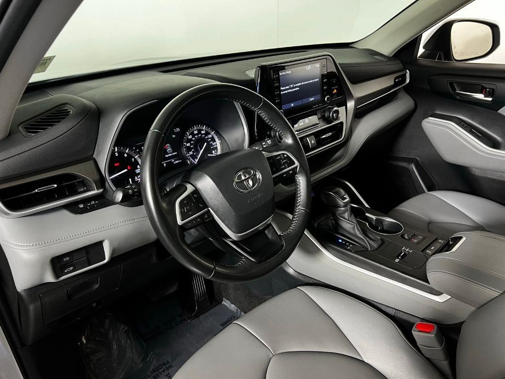 used 2022 Toyota Highlander car, priced at $35,289