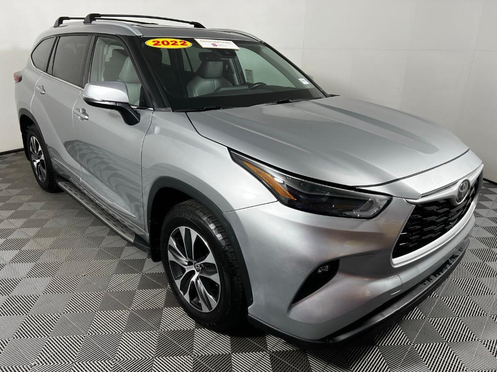 used 2022 Toyota Highlander car, priced at $35,289