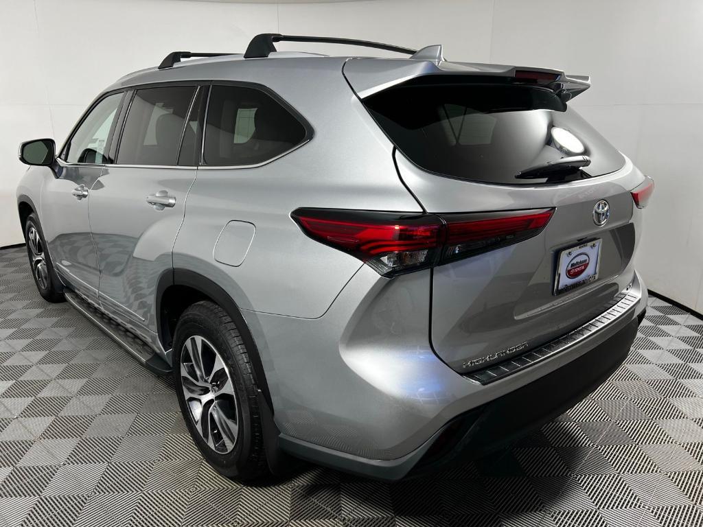 used 2022 Toyota Highlander car, priced at $35,289