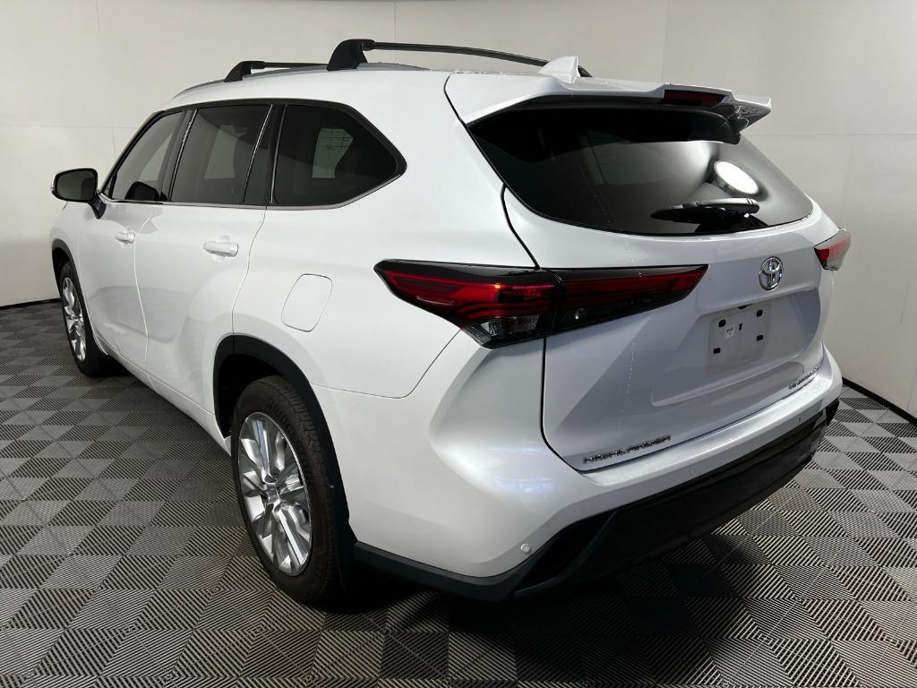 used 2022 Toyota Highlander car, priced at $41,502