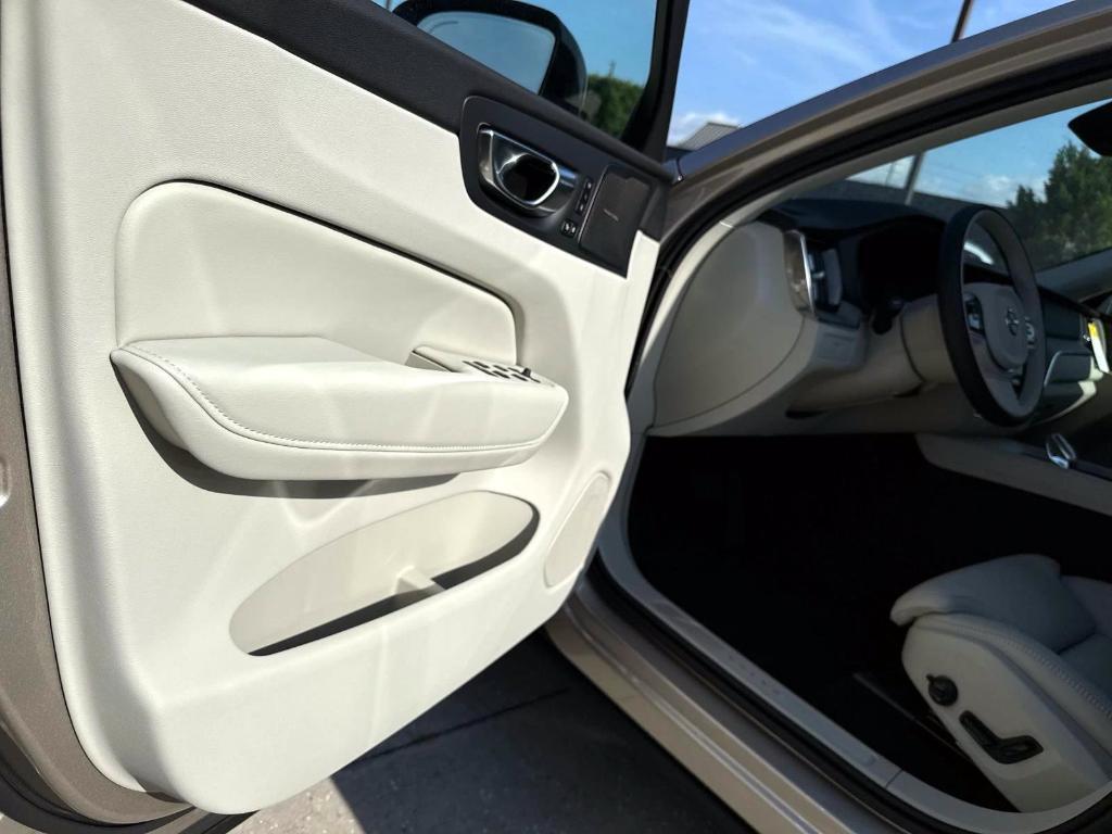 new 2025 Volvo XC60 car, priced at $61,260