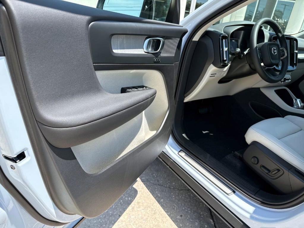 new 2025 Volvo XC40 car, priced at $47,435