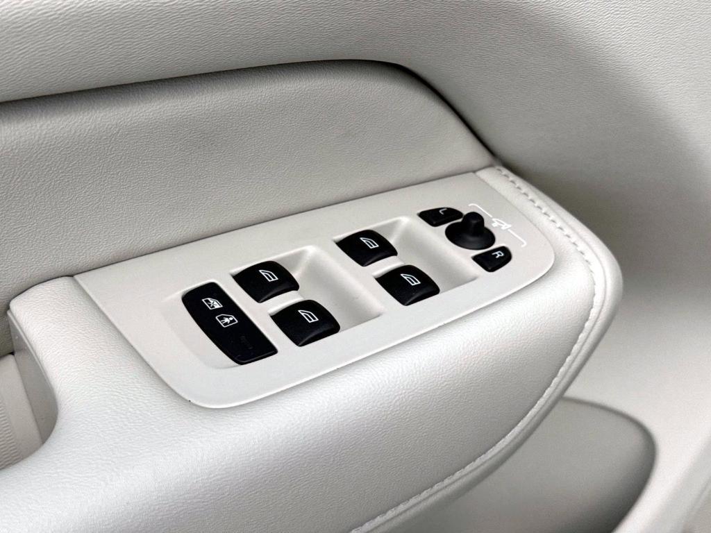 new 2026 Volvo XC60 car, priced at $62,017