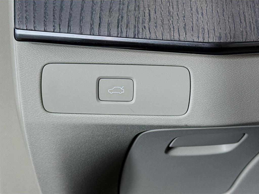 new 2025 Volvo XC90 car, priced at $59,995
