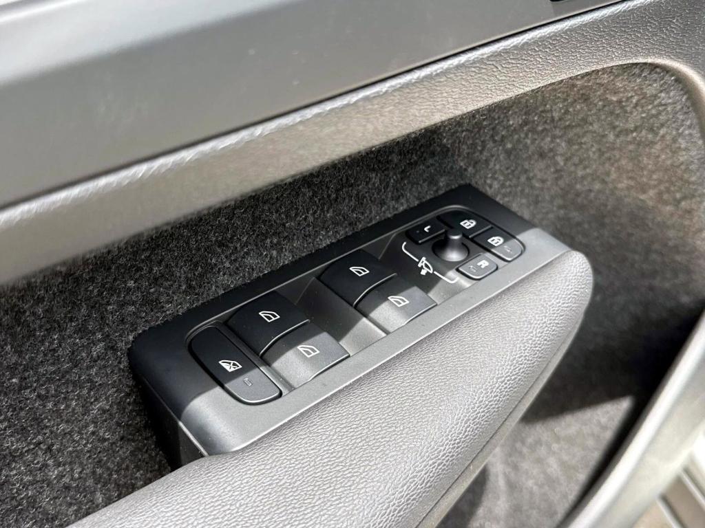 new 2025 Volvo XC40 car, priced at $36,715