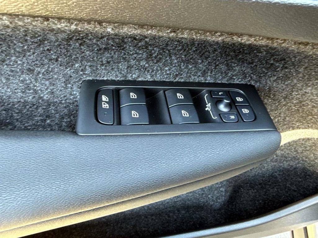 new 2025 Volvo XC40 car, priced at $51,015