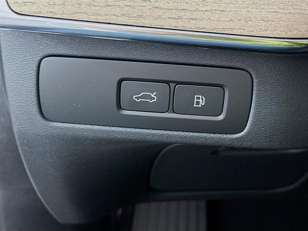 new 2025 Volvo XC90 Plug-In Hybrid car, priced at $79,305