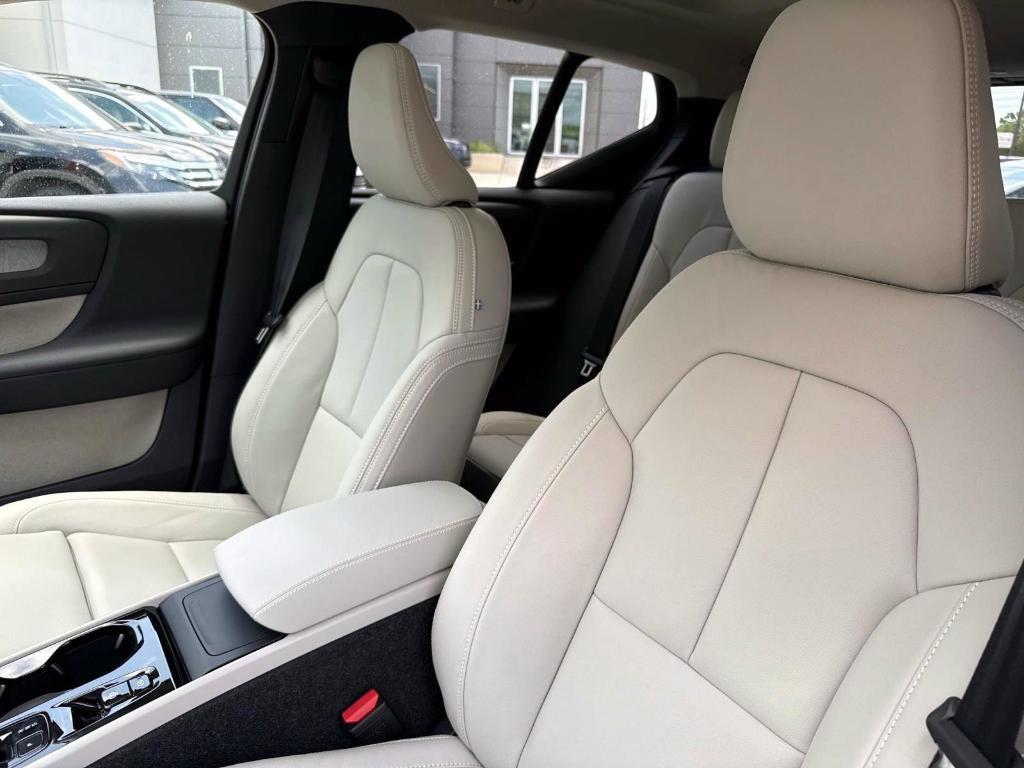 new 2025 Volvo XC40 car, priced at $49,460