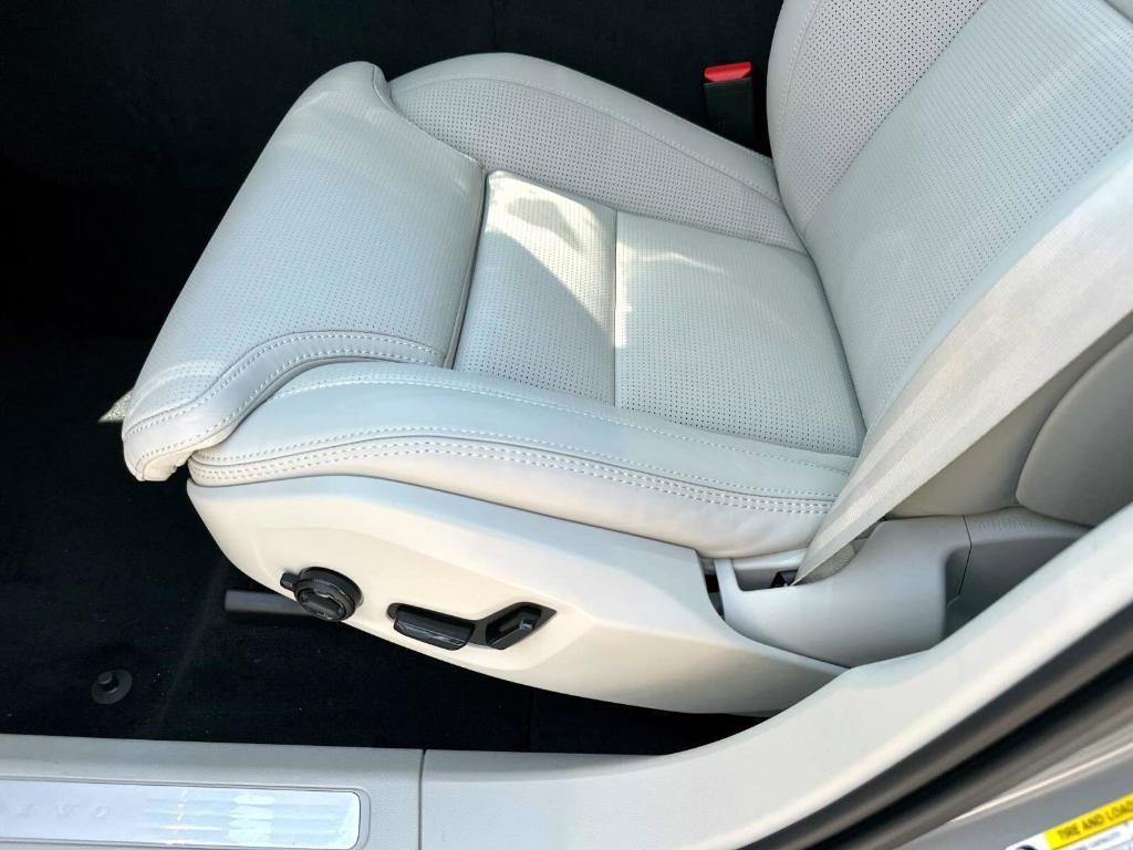 new 2025 Volvo XC60 car, priced at $59,910