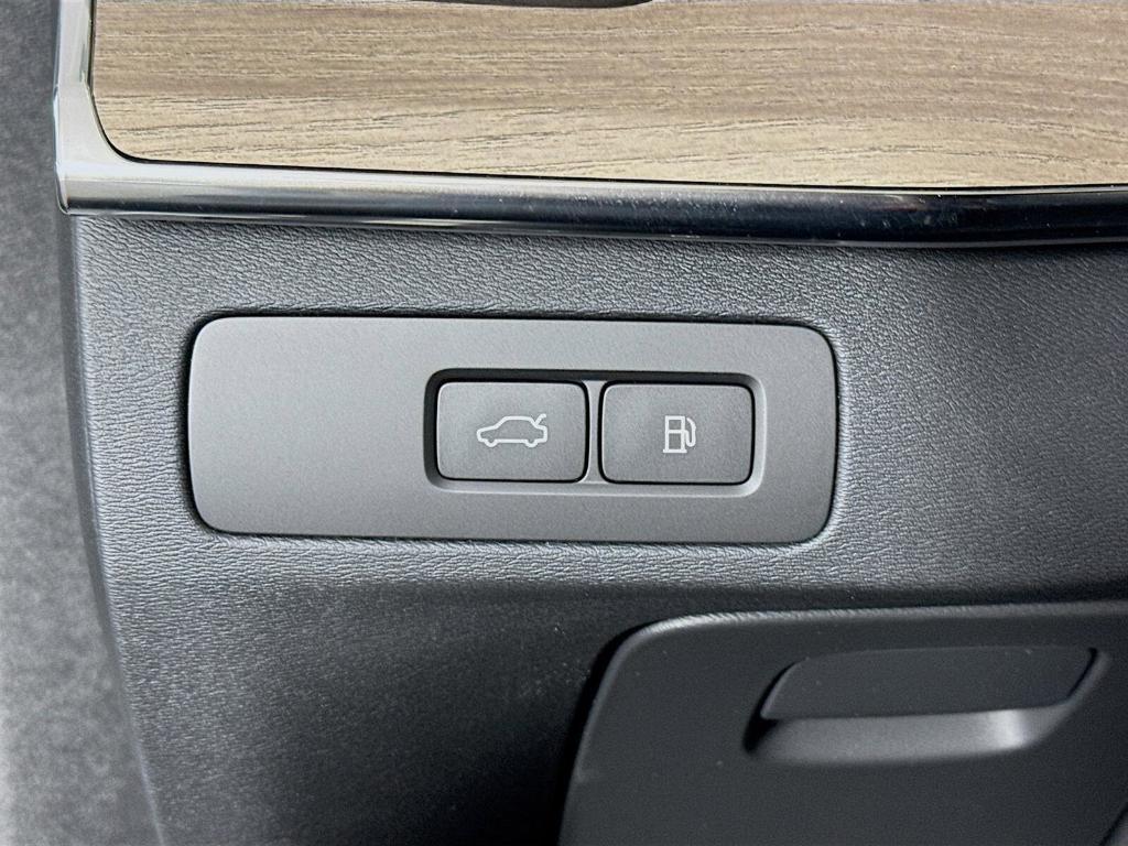 new 2025 Volvo XC90 Plug-In Hybrid car, priced at $75,735