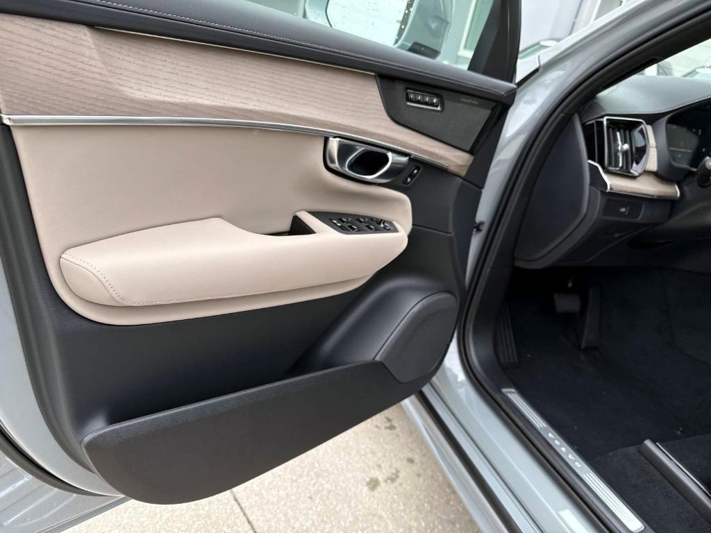 new 2025 Volvo XC90 car, priced at $65,555