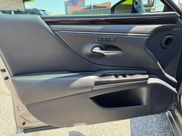 used 2019 Lexus ES 300h car, priced at $27,999