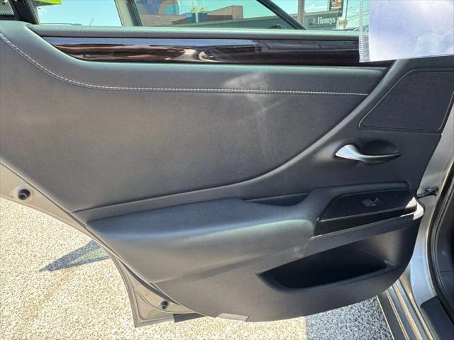 used 2019 Lexus ES 300h car, priced at $27,999