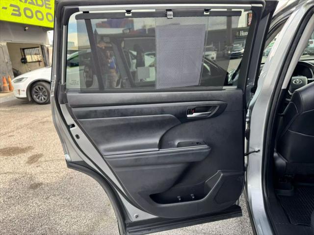 used 2022 Toyota Highlander car, priced at $28,999